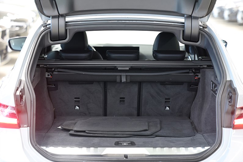 BMW 330e xDrive Touring M Sport Individual Shadow Line Drag Carplay