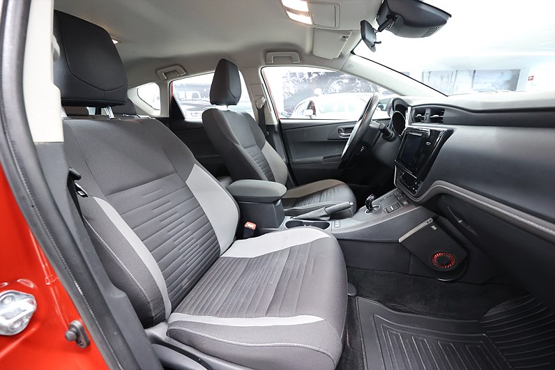 Toyota Auris 1.8 HSD 136hk Active B-Kamera Navi K-Värmare