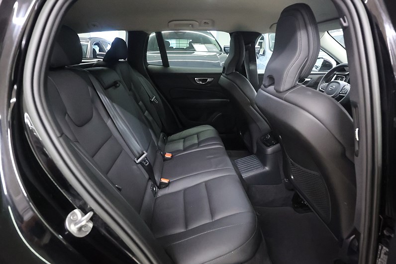 Volvo V60 Recharge T6 AWD 350hk Core H/K Läder Keyless Navi Drag