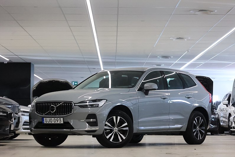 Volvo XC60 Recharge T6 AWD 350hk Core Pano Keyless Navi Drag