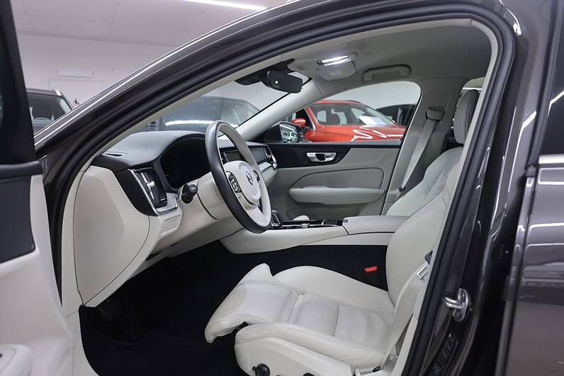 Volvo V60 Recharge T6 AWD 350hk Core Bright Skinn Drag