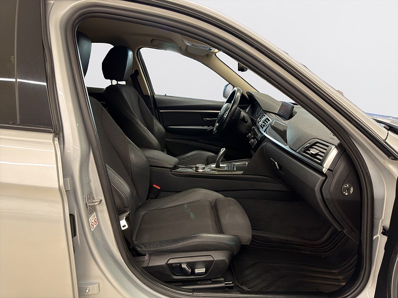 BMW 330e Sedan 252hk Sport Line Navi B-Kamera