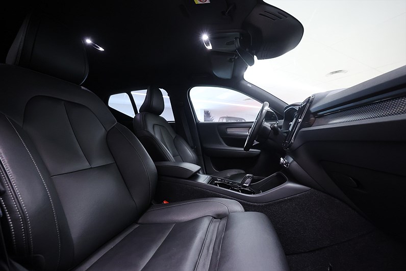 Volvo XC40 T2 129hk *Hjulkampanj!* R-Design Drag Navi VOC Keyless