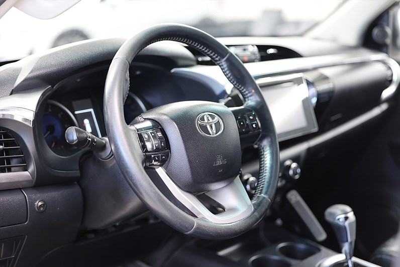 Toyota Hilux 2.4 AWD 150hk Drag B-kamera Värmare Skinn MOMS