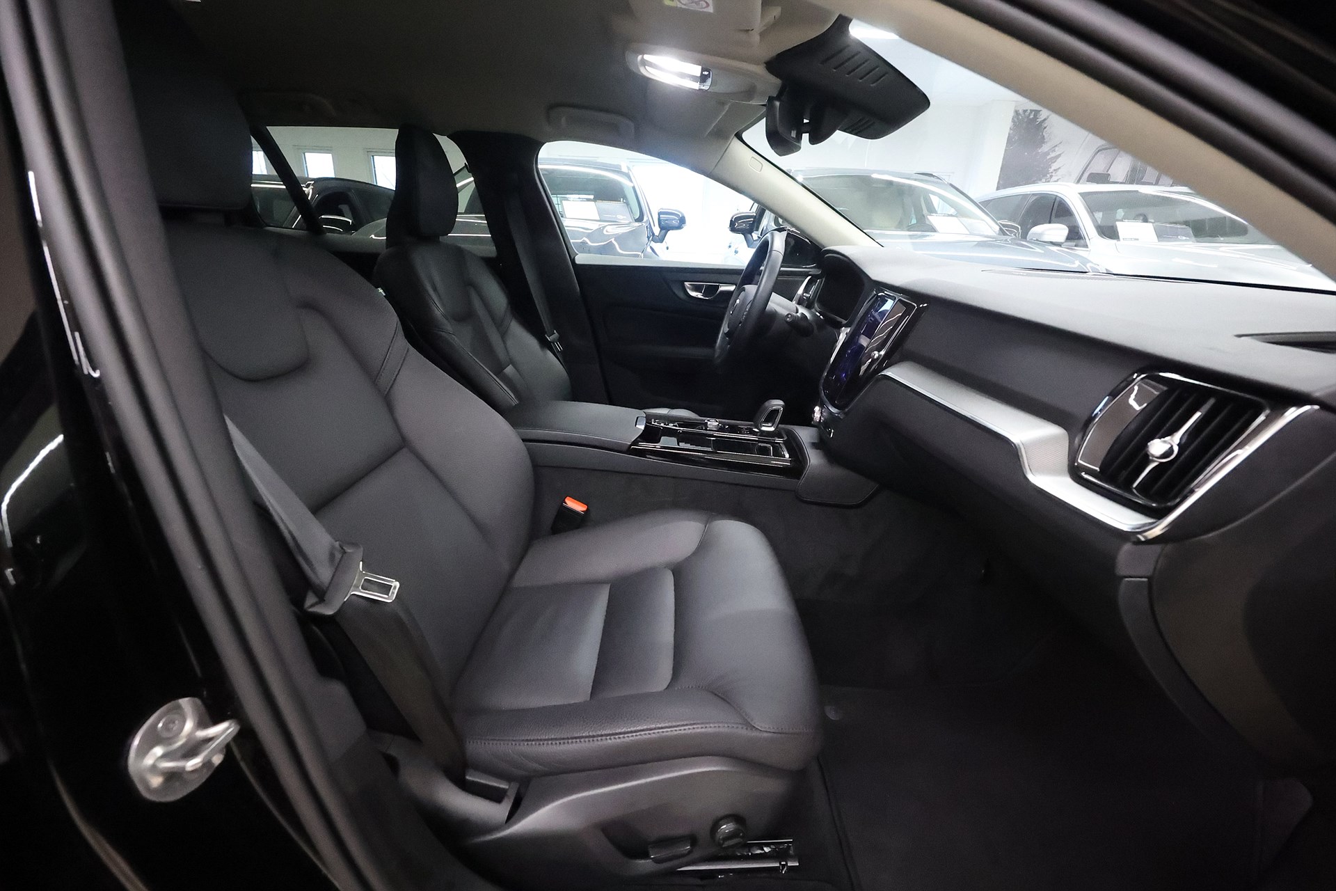 Volvo V60 Recharge T6 AWD 350hk Core H/K Läder Keyless Navi Drag