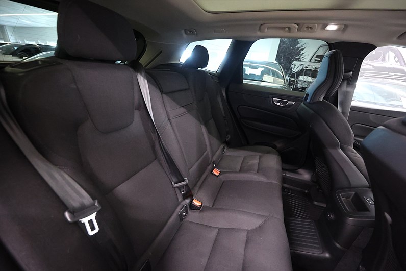 Volvo XC60 Recharge T6 AWD 340hk Momentum Pano Navi Drag