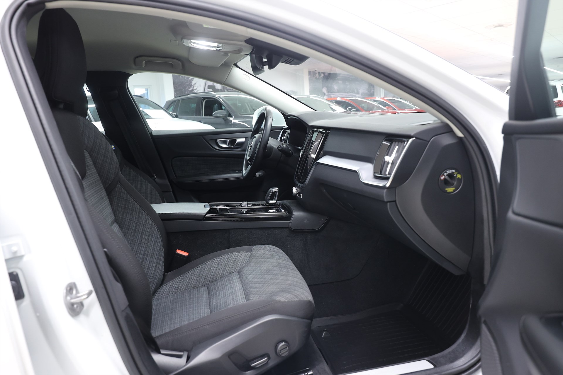 Volvo V60 Recharge T6 AWD 350hk Core Drag B-kamera Keyless