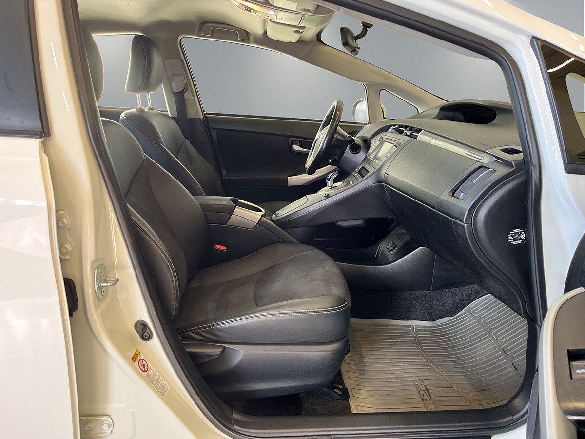 Toyota Prius Plug-in Hybrid 1.8 VVT-i + 3JM Plug-in CVT, 136hk, 2014