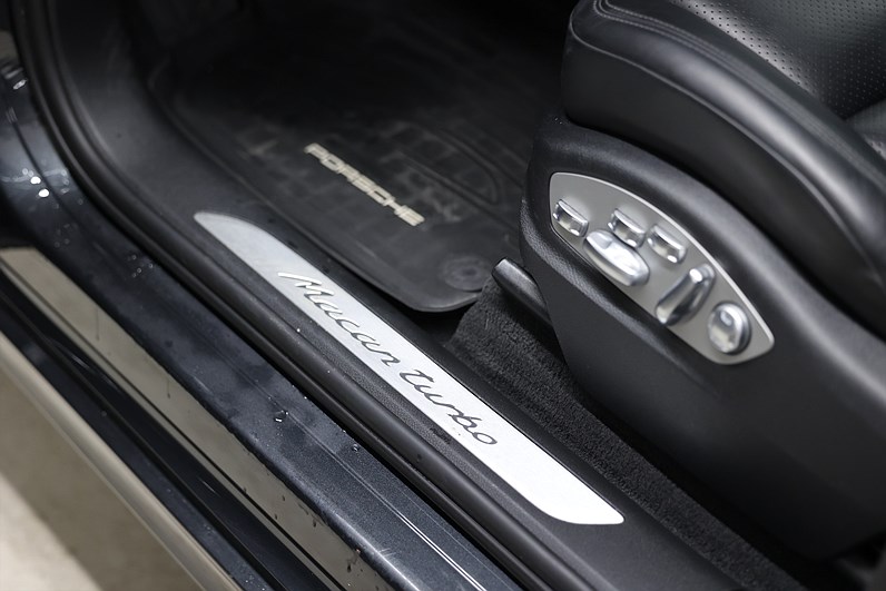 Porsche Macan Turbo Performance 441hk Sport Chrono BOSE Drag