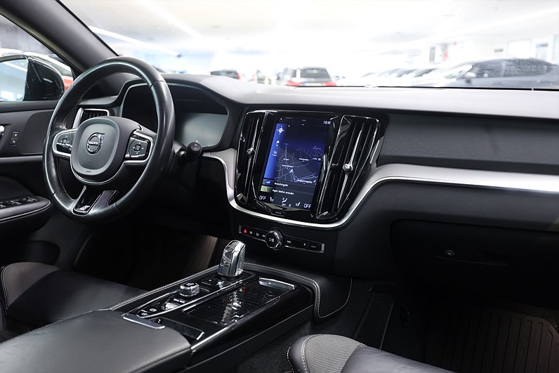 Volvo V60 Recharge T8 AWD 392hk R-Design Pano Drag Navi