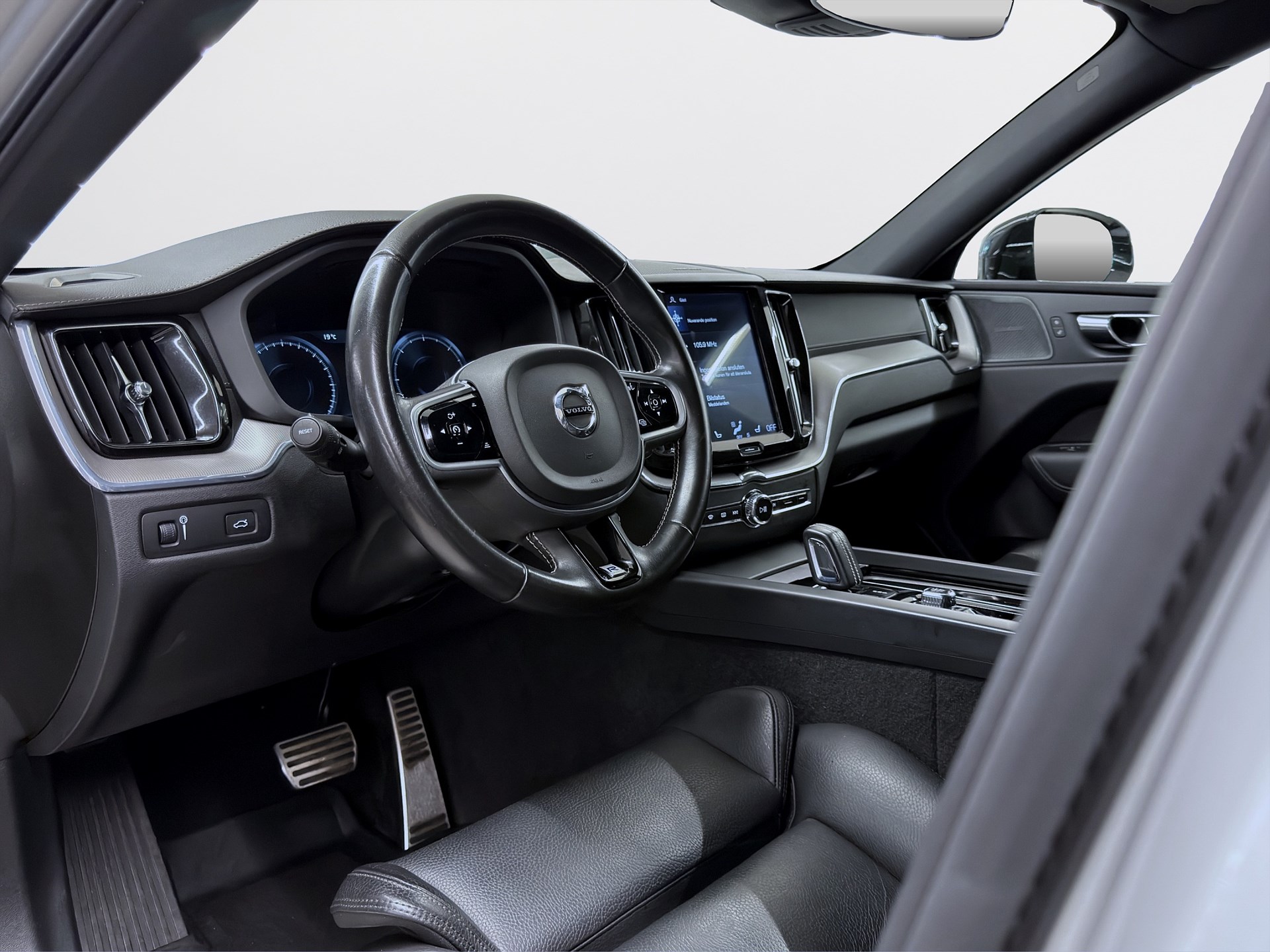 Volvo XC60 B4 AWD 197hk R-Design H/K Drag B-Kamera Läder