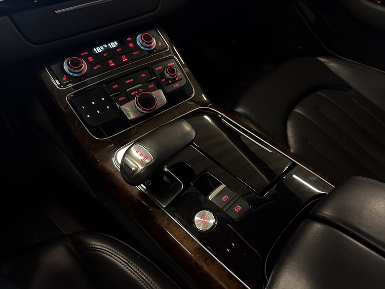 Audi A8 3.0 TDI quattro Luft, Läder, Värmare, Drag 2011, silver – bild 12 av 25, begagnad hos Niber i Järfälla