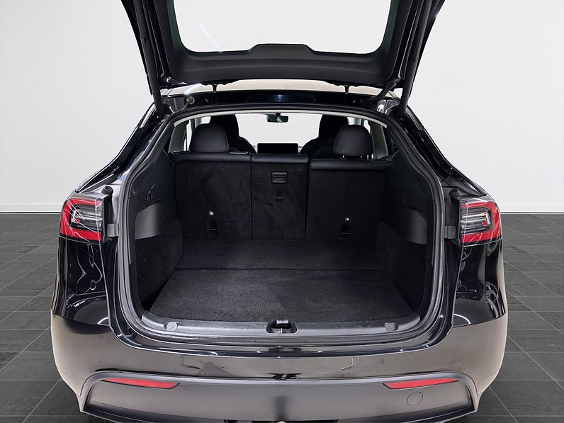 Tesla Model Y Long Range AWD 514hk Pano Läder Drag Navi
