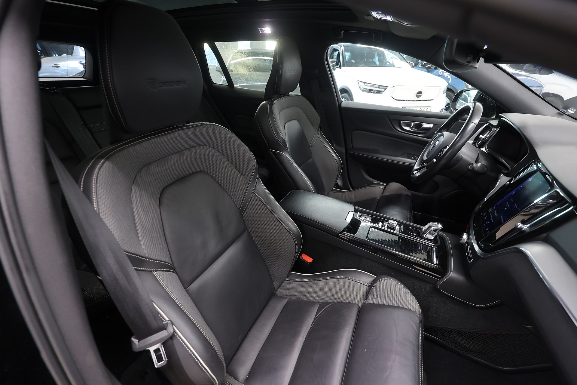 Volvo V60 Recharge T8 AWD 392hk R-Design Pano Drag Navi