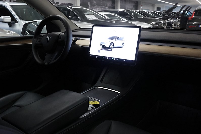 Tesla Model Y Long Range AWD 514hk Pano Drag Navi Läder