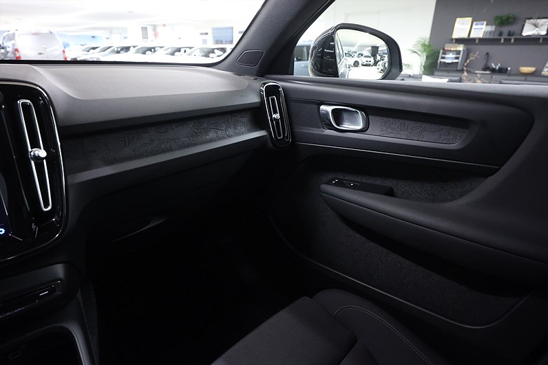 Volvo C40 Recharge Twin motor AWD 408hk Core Pano Drag
