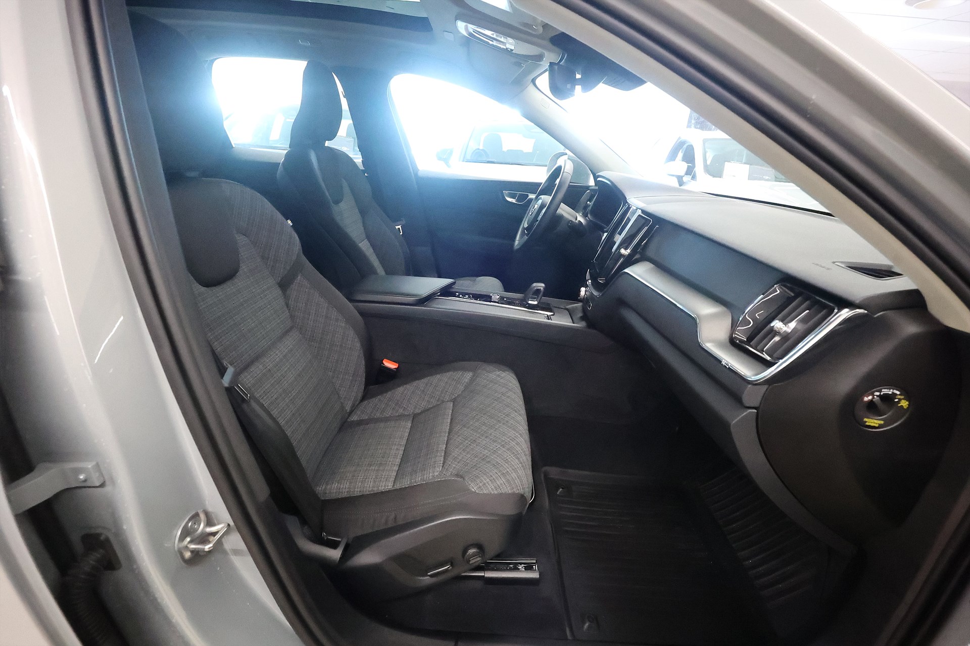 Volvo XC60 Recharge T6 AWD 350hk Core Pano Keyless Navi Drag