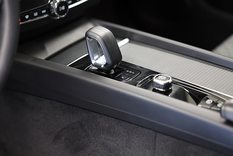 Volvo XC60 Recharge T6 AWD 350hk Core Edition Pano Drag Keyless MOMS