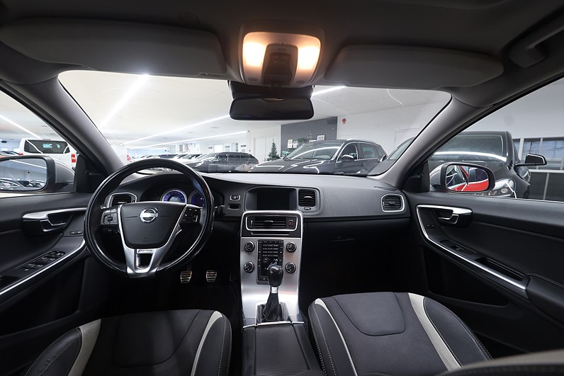 Volvo S60 T5 240hk R-Design Pano B-kamera Värmare