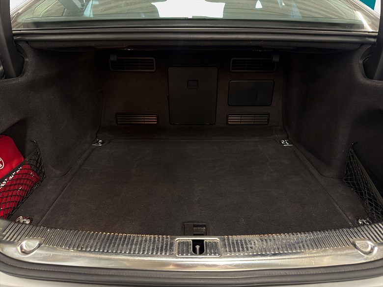Audi A8 3.0 TDI quattro Luft, Läder, Värmare, Drag 2011, silver – bild 20 av 25, begagnad hos Niber i Järfälla