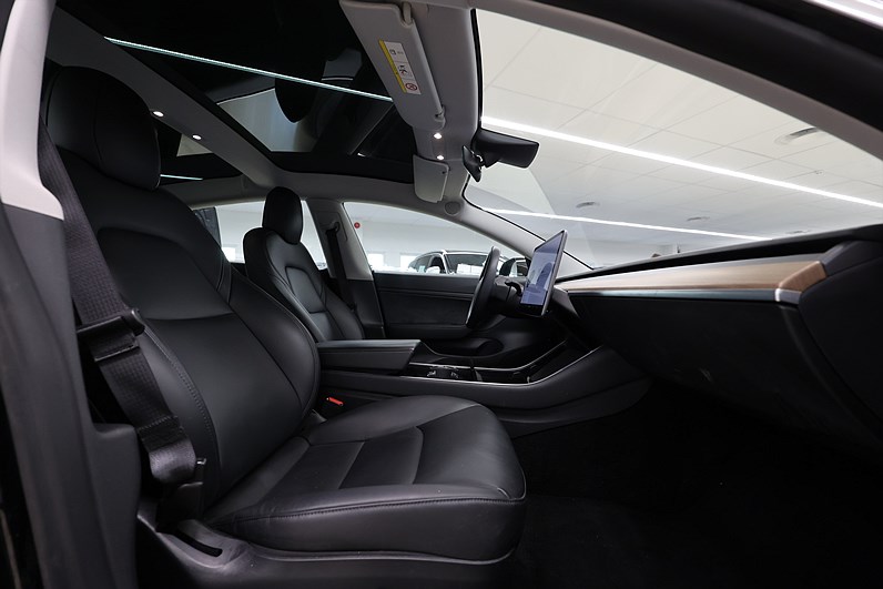 Tesla Model 3 Standard Range Plus 258hk AP Pano Skinn MOMS