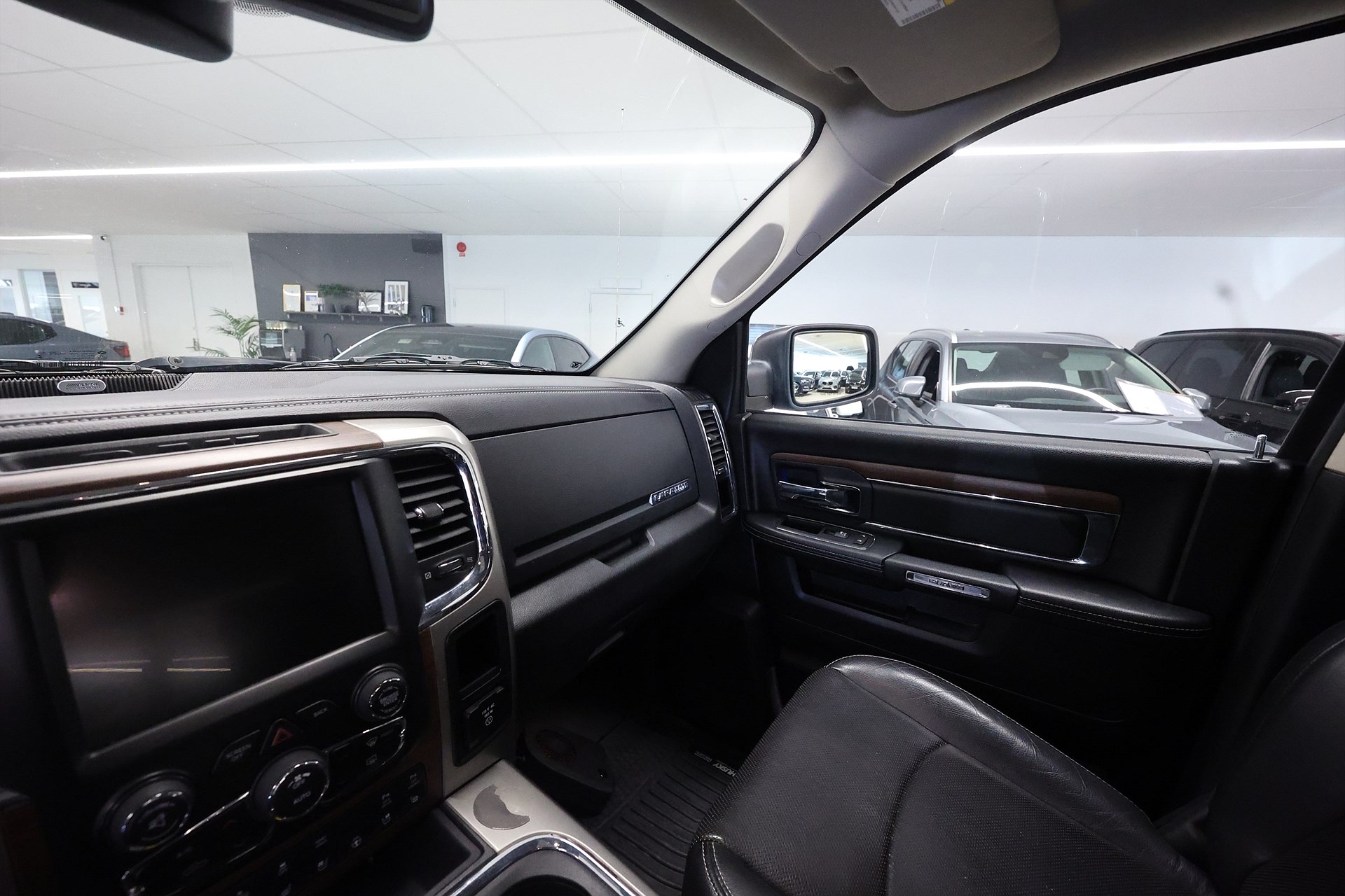 RAM 1500 3.0 V6 EcoDiesel 4x4 Laramie Flaklock Drag Luftfjädr MOMS