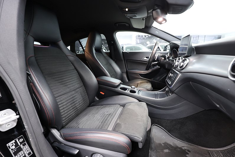 Mercedes-Benz CLA 220 D 177hk AMG Sport B-Kamera Carplay