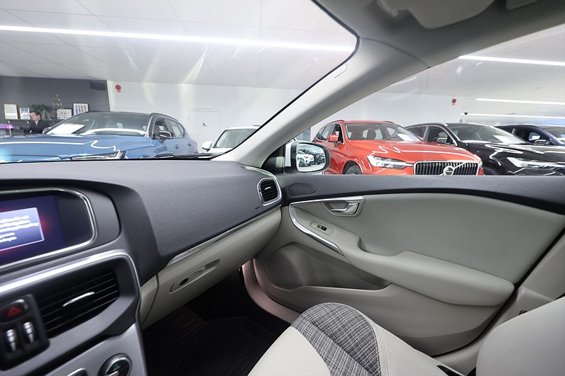 Volvo V40 D2 120hk Business Adv Keyless B-kamera Värmare