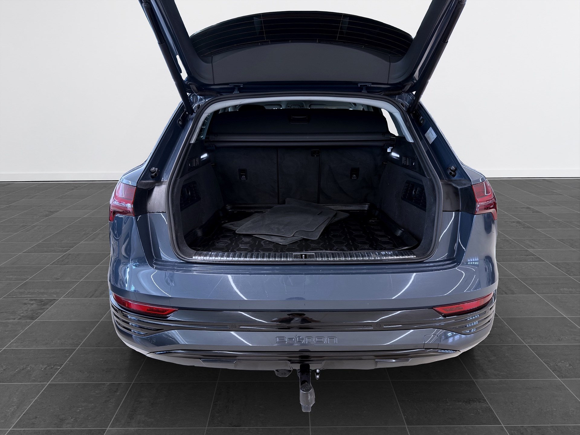 Audi Q8 50 e-tron quattro 340hk Helg på Moberg! B&O B-Kamera Luftfjädring