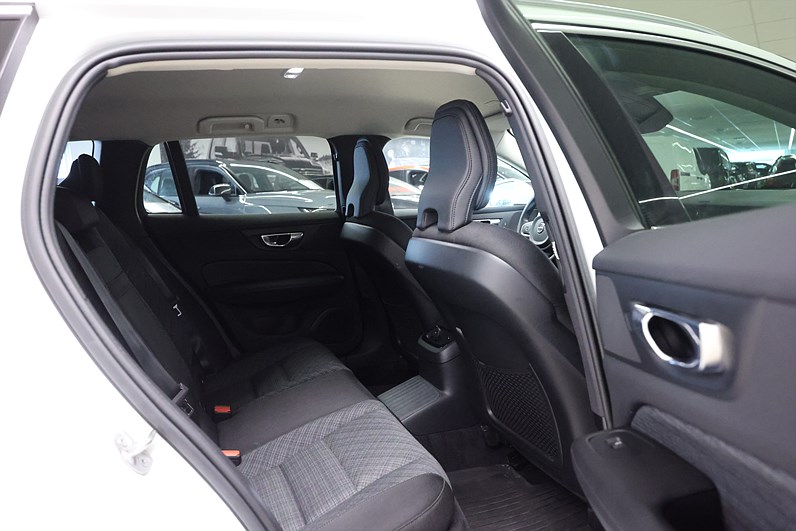 Volvo V60 Recharge T6 AWD 350hk Navi Värmare Drag Keyless