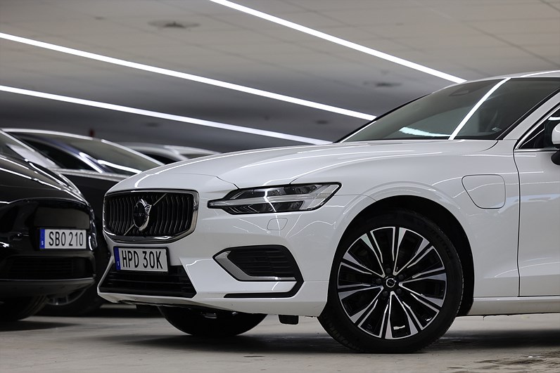 Volvo V60 Recharge T6 AWD 350hk Core Drag B-kamera Keyless