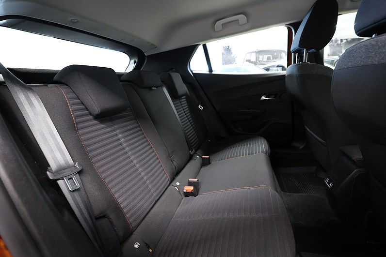 Peugeot e-2008 136hk Active Carplay Räckvidd 445km