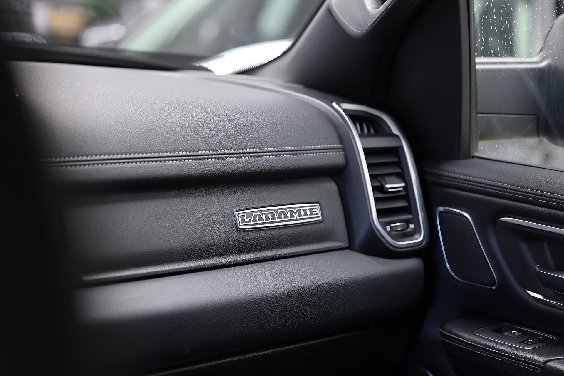 Dodge Ram 1500 Crew Cab 5.7 V8 HEMI 4x4 395hk Laramie LVL 2