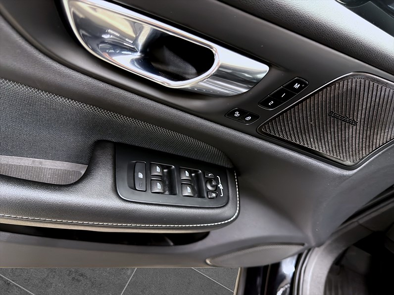 Recharge T6 AWD 340hk R-Design HUD H/K Läder