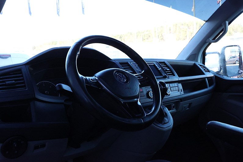 Volkswagen Transporter DH 2.0 TDi 150hk Värmare LED Drag MOMS