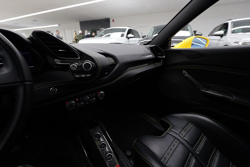 Ferrari 488 GTB 3.9 V8 670hk Kolfiber Giallo Svensksåld