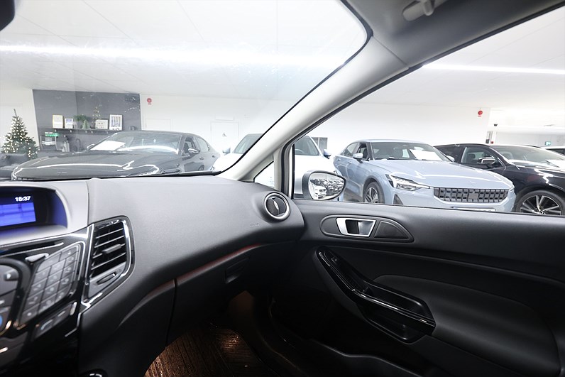 Ford Fiesta 1.0 EcoBoost 100hk *Hjulkampanj!* Titanium PDC Farth