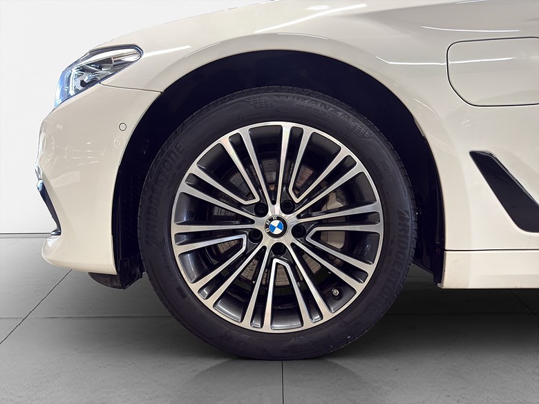 BMW 530e xDrive, Sportline, 2 brukare, Nyservad 2020, vit – bild 22 av 23, begagnad hos Niber i Järfälla