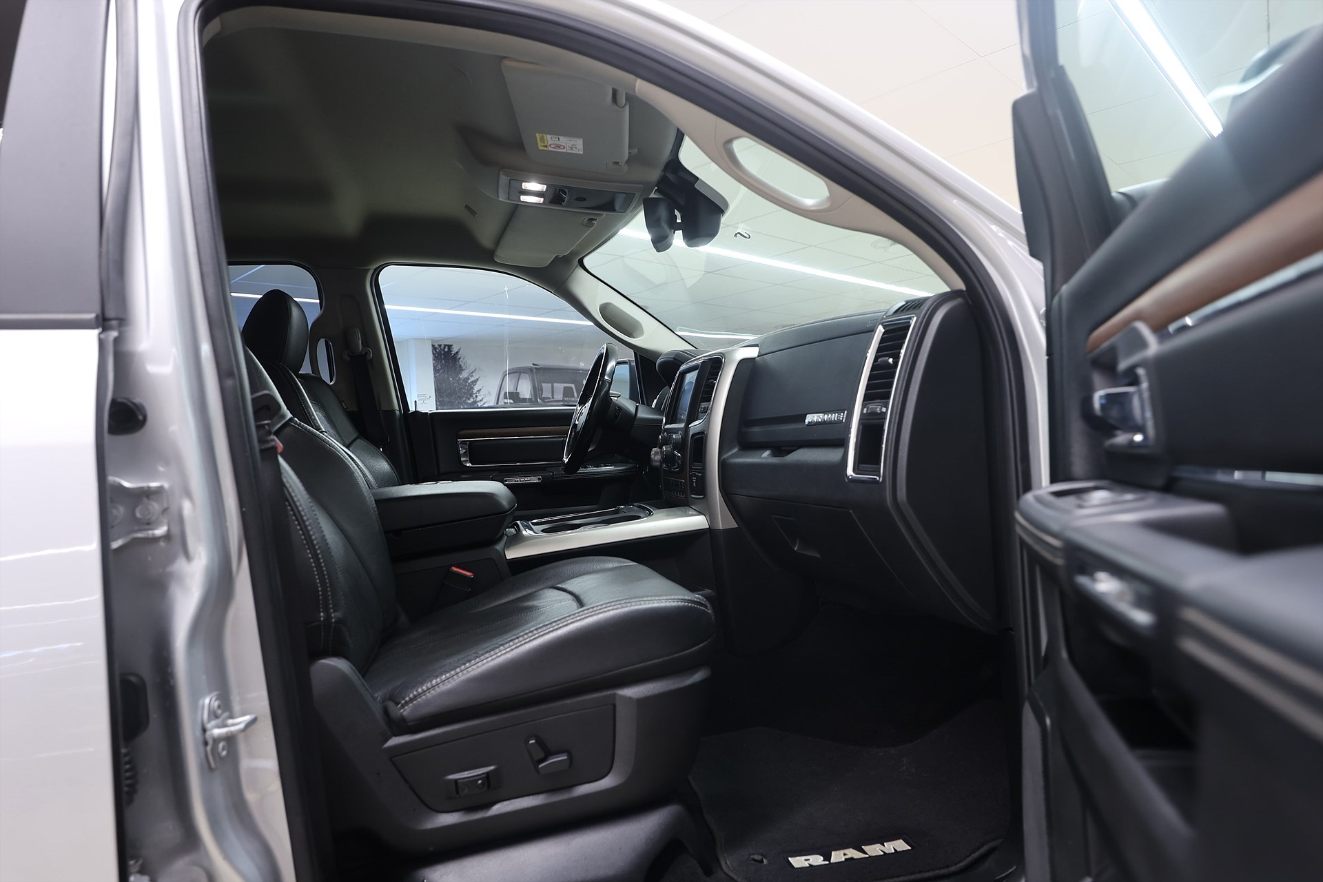 RAM 1500 Crew Cab 5.7 V8 4x4 Laramie Ram Box MOMS