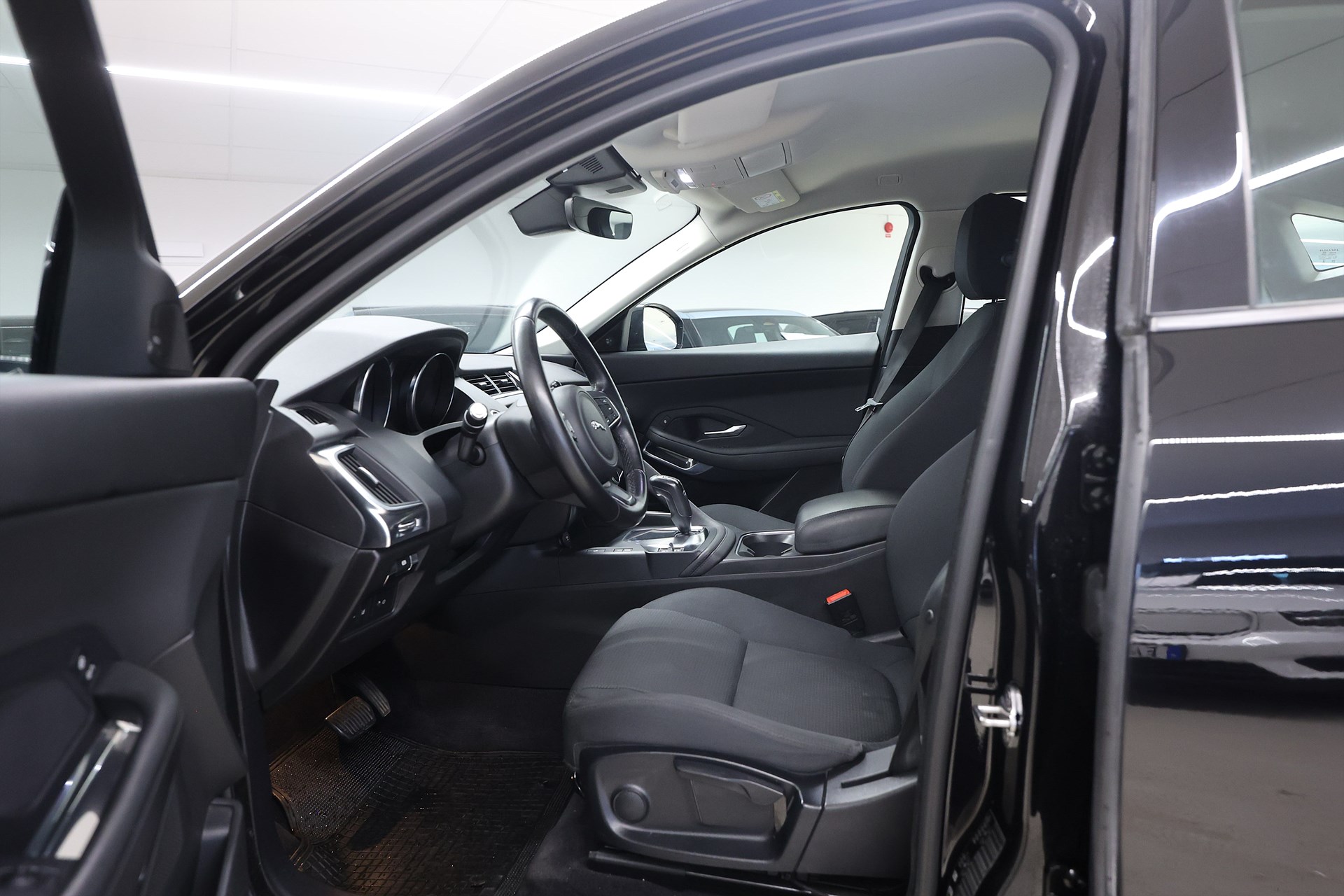 Jaguar E-Pace D150 AWD 150hk *Hjulkampanj!* B-kamera Drag