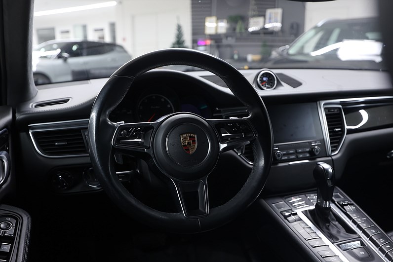 Porsche Macan Turbo Performance 441hk Sport Chrono BOSE Drag