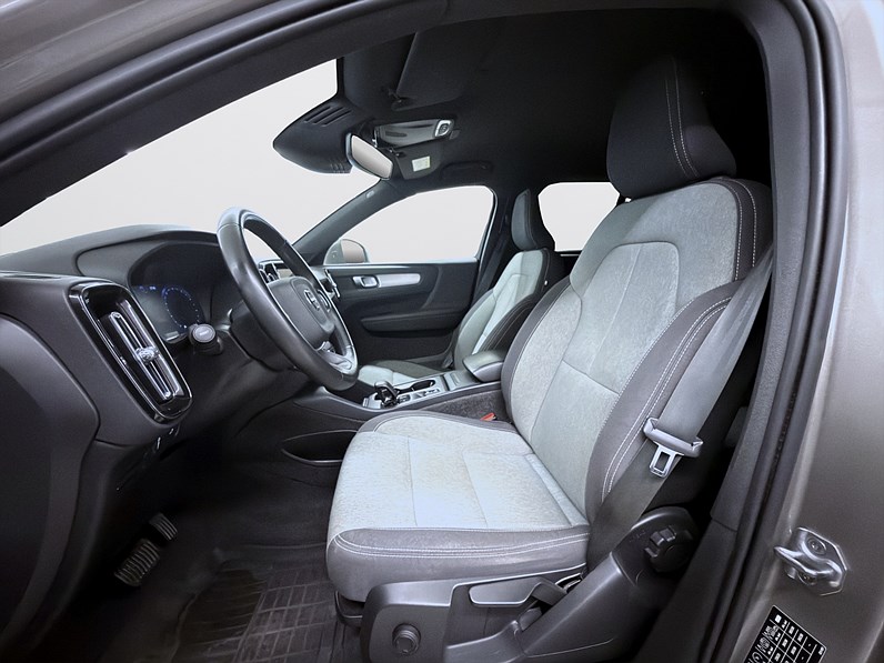 Volvo XC40 B4 AWD 197hk Momentum Navi CarPlay Drag B-Kamera