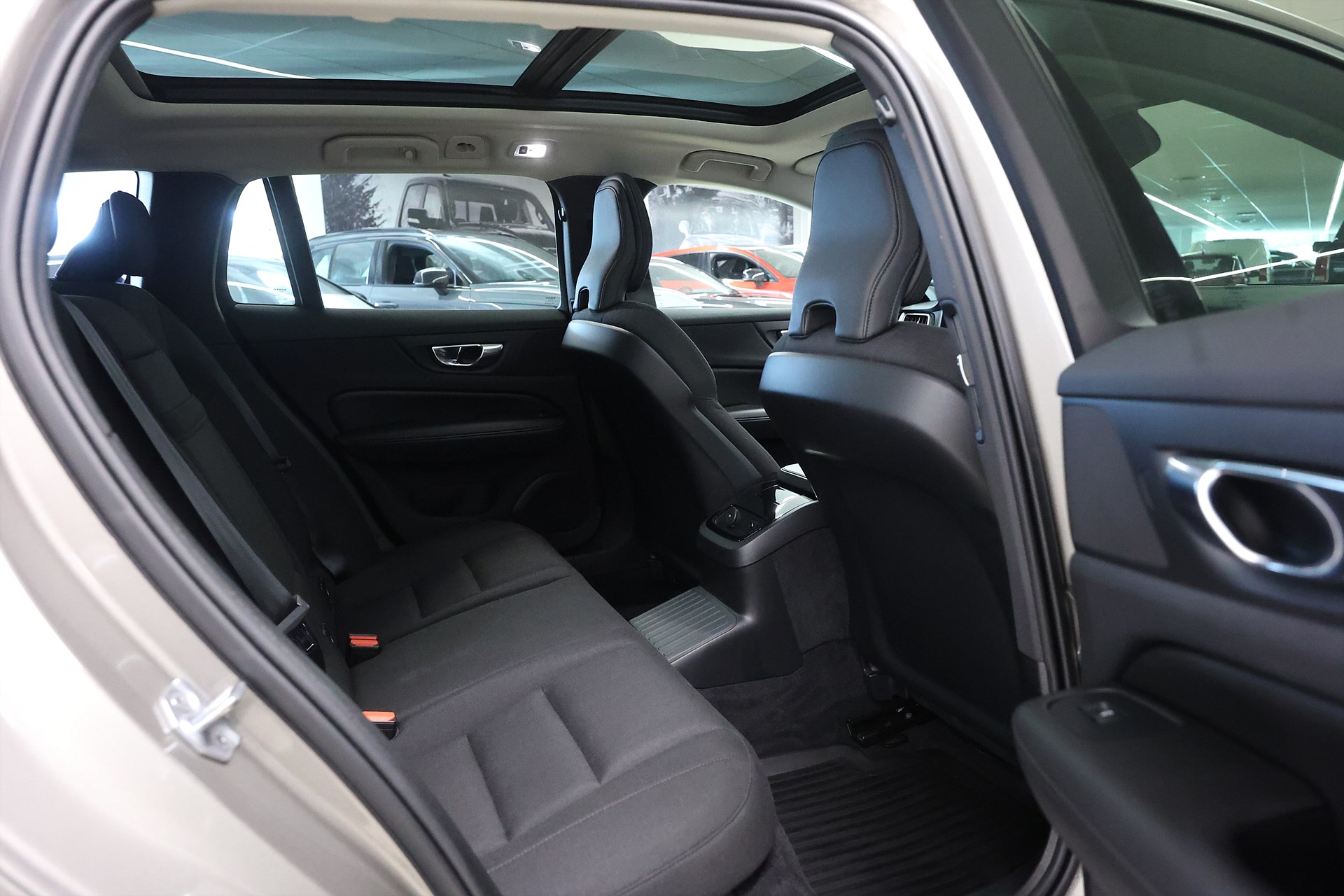 Volvo V60 Recharge T6 AWD 340hk Momentum Pano H/K Keyless