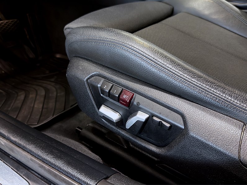 BMW 330e Sedan 252hk Sport Line Navi B-Kamera