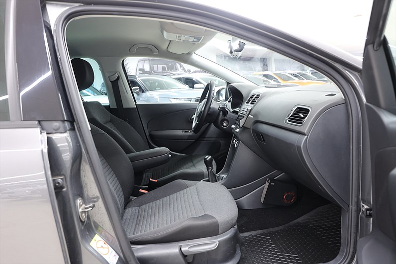 Volkswagen Polo 1.2 TSI 90hk *Hjulkampanj!* Masters R Line PDC Farth