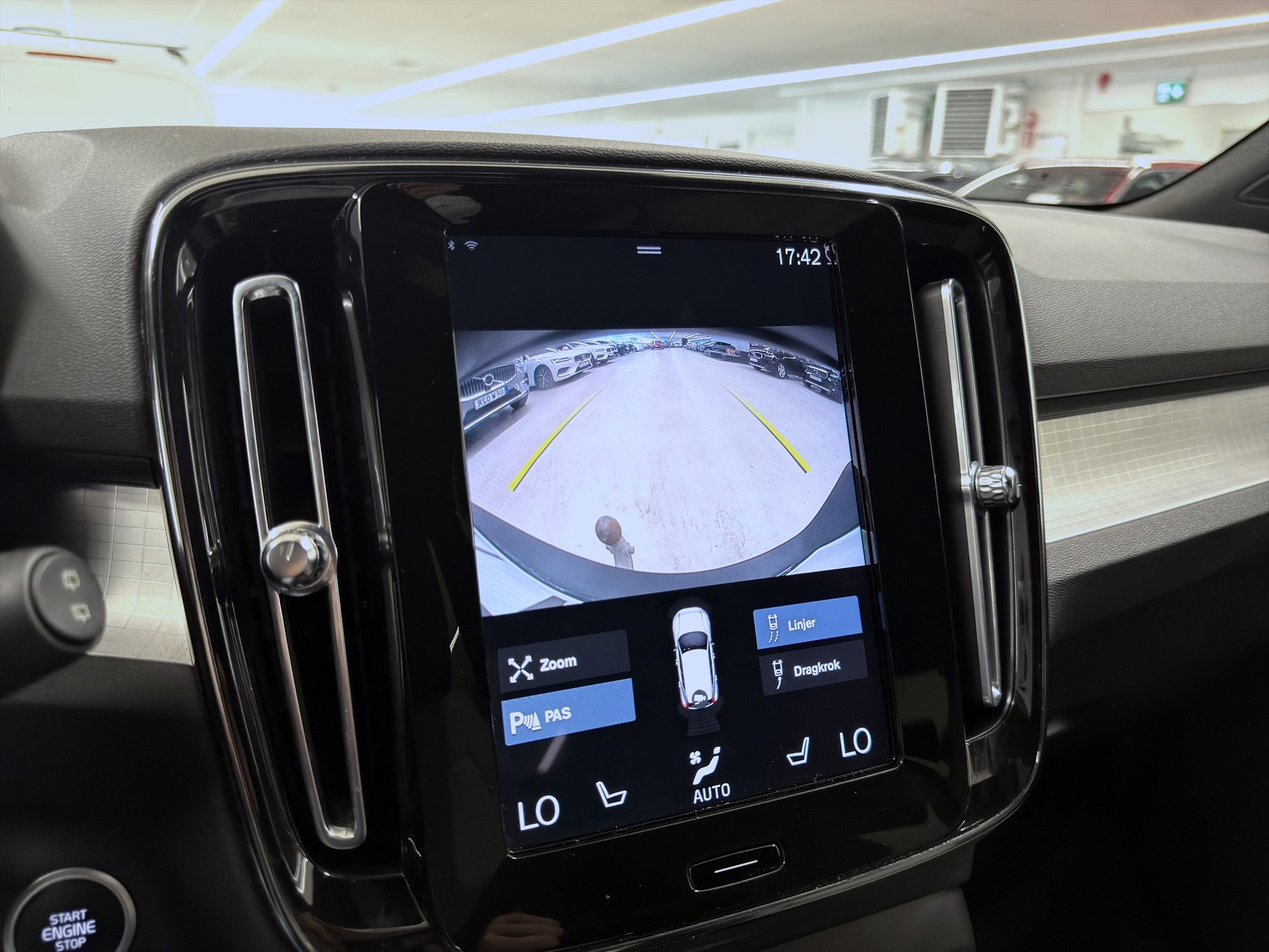 Volvo XC40 B4 AWD 197hk Momentum Navi CarPlay Drag B-Kamera