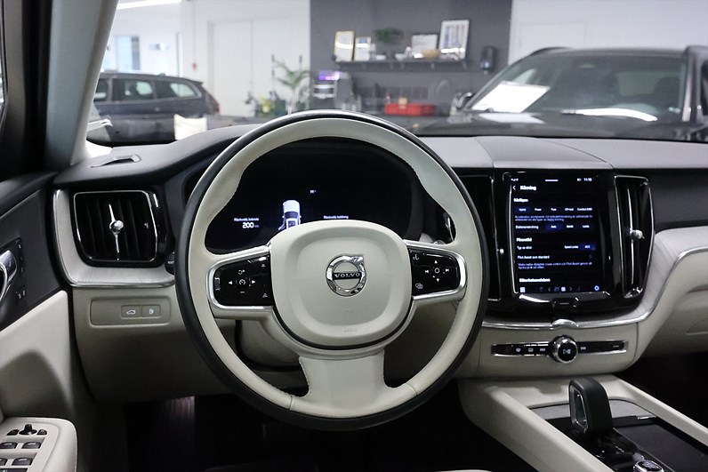 Volvo XC60 Recharge T8 AWD 456hk Plus Dark Pano 360 Drag