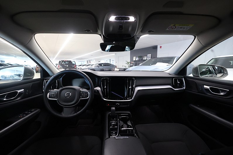 Volvo V60 Recharge T6 AWD 340hk Momentum Pano H/K Keyless
