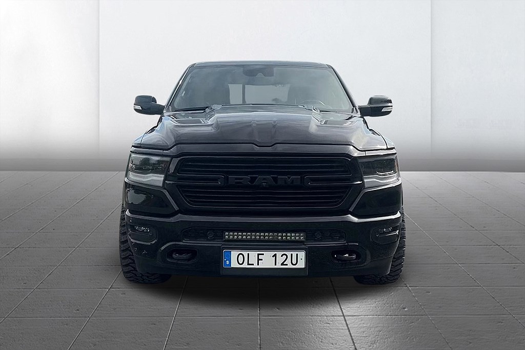 RAM 1500 Laramie Night Crew Cab 5.7 V8 HEMI 4x4 Drag 360° Skinn MOMS 395hk – bild 3 av 13