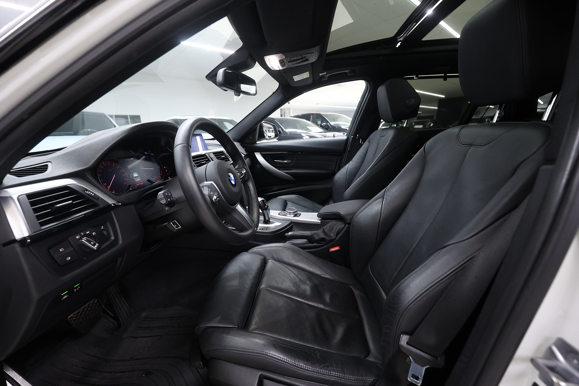 BMW 320d xDrive Touring 190hk *Hjulkampanj!* M Sport Pano HUD H/K Keyless Drag